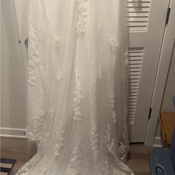 Bridal Originals Wedding Gown Size 20 w/Veil and Undergarments. Never worn. - Picture 11 of 14